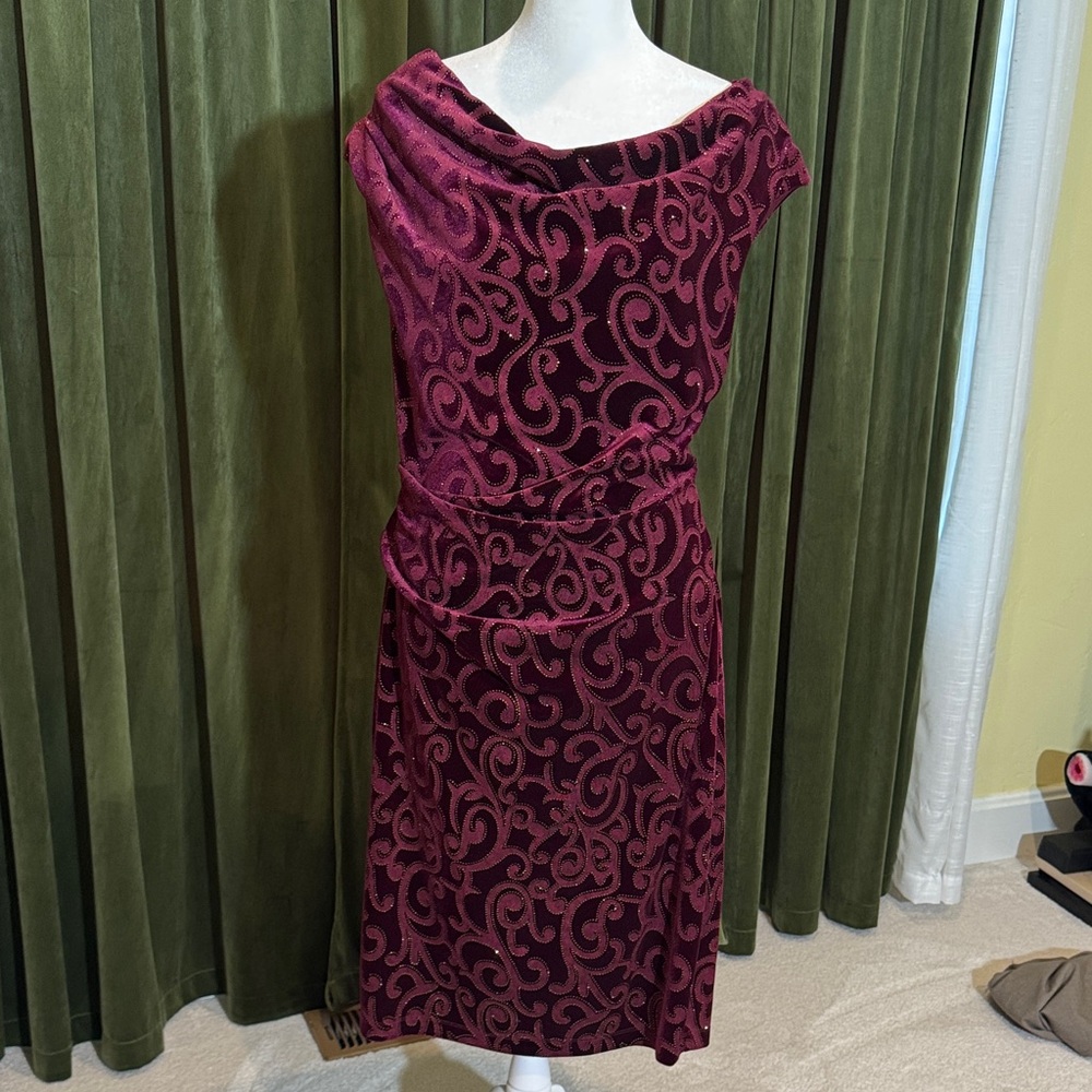 Jessica Howard Velvet Midi Dress in Deep Burgundy - Picture 2 of 5